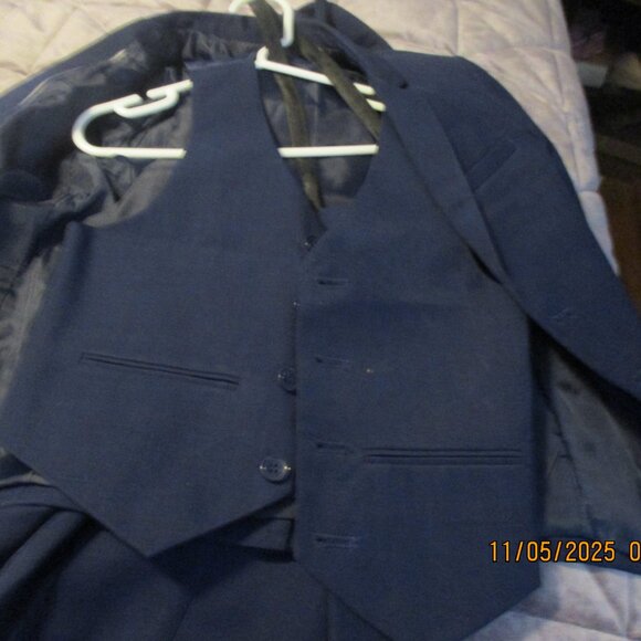 Jewels   and Gents kids sz 7 navy blue suit vest included & tie - Picture 4 of 4
